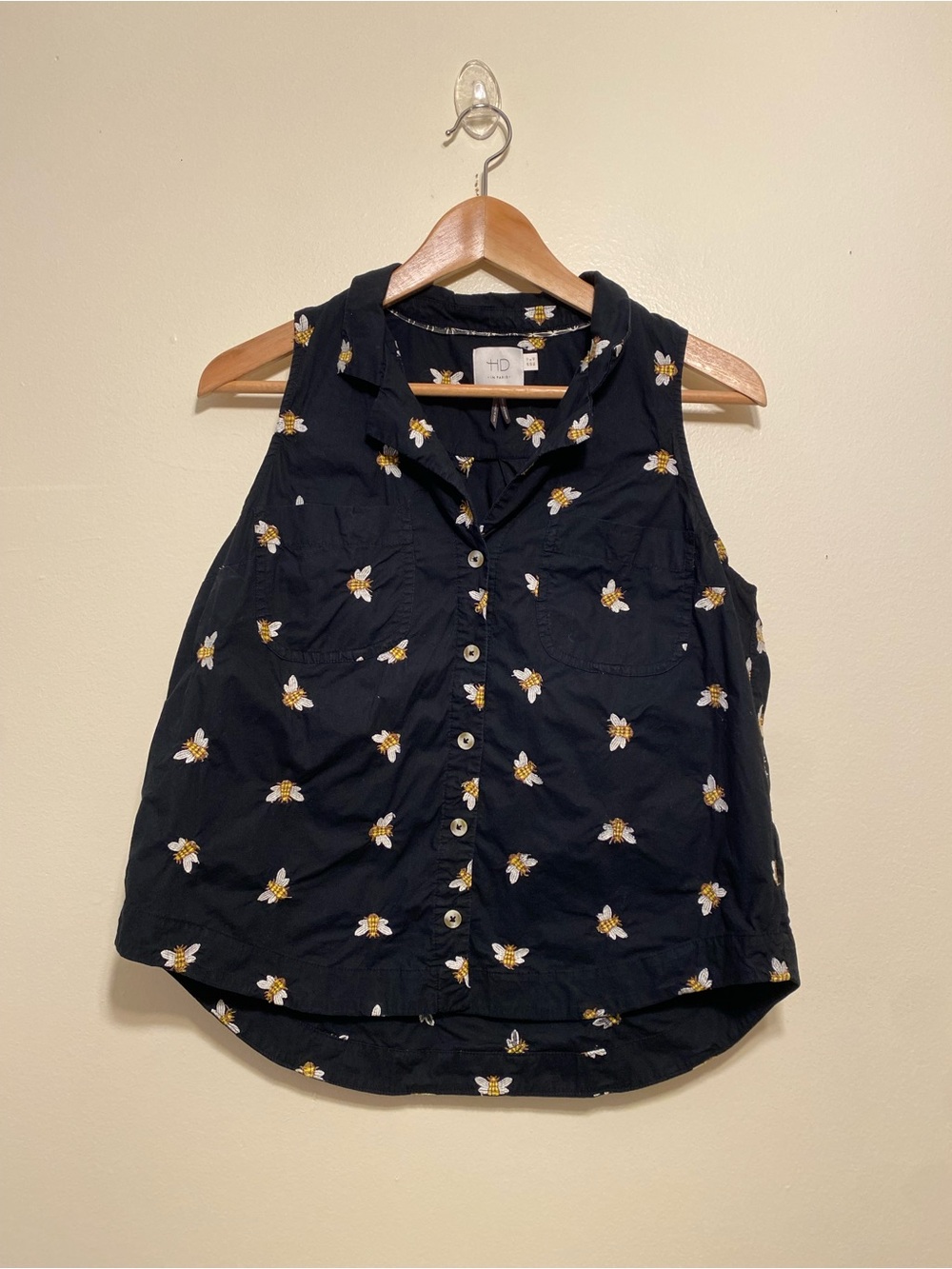 HD in Paris Black Sleeveless Button-Down Top with Yellow Bee Motif. Size 8